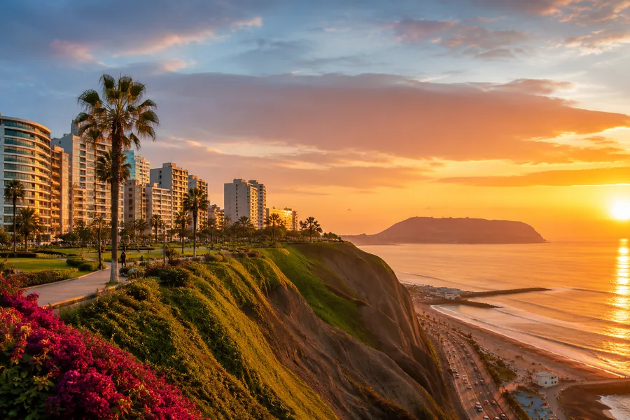 Vista panorámica de Lima, Perú, al atardecer frente al océano Pacífico